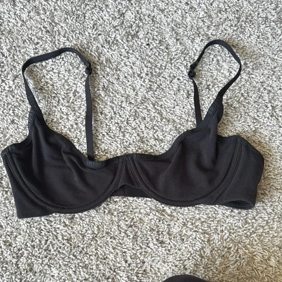 Like new unlined underwire SKIMS bra with Adjustable Straps - Picture 5 of 5